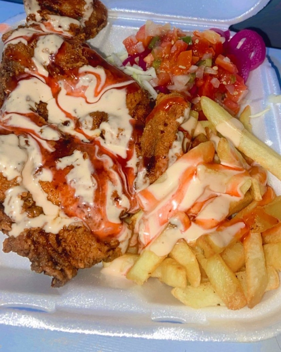 Pollo con tajadas o papas, puedes pedir a tu gusto ya sea pechuga o cadera.