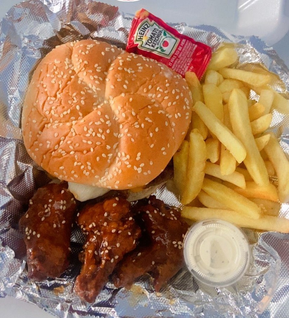 Deliciosas hamburguesas a tu gusto puede ser de pollo o de carne con papas o con alitas de tu elección ven y prueba la combinación a tu gusto.