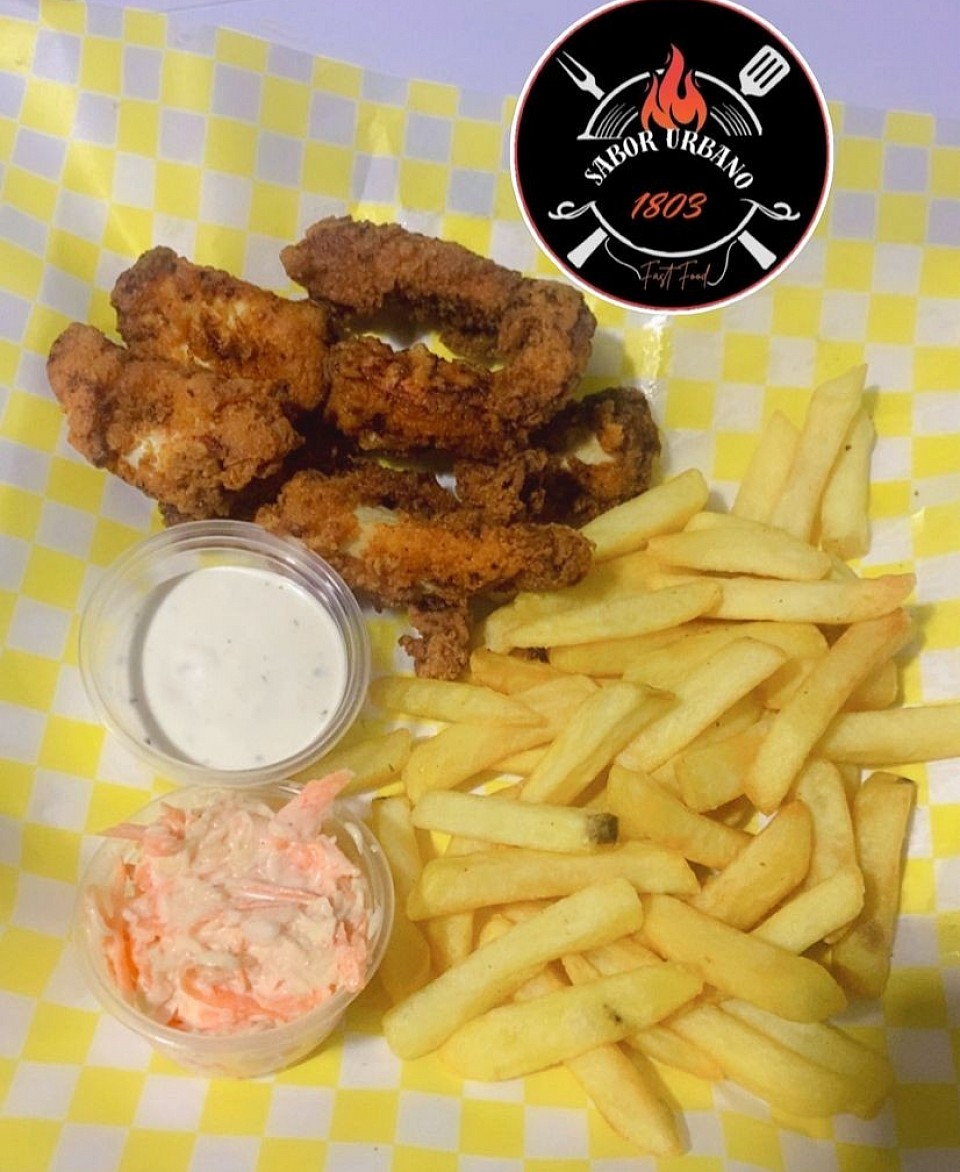 También tenemos chicken fingers acompañados con papas para lo pequeños de la casa.