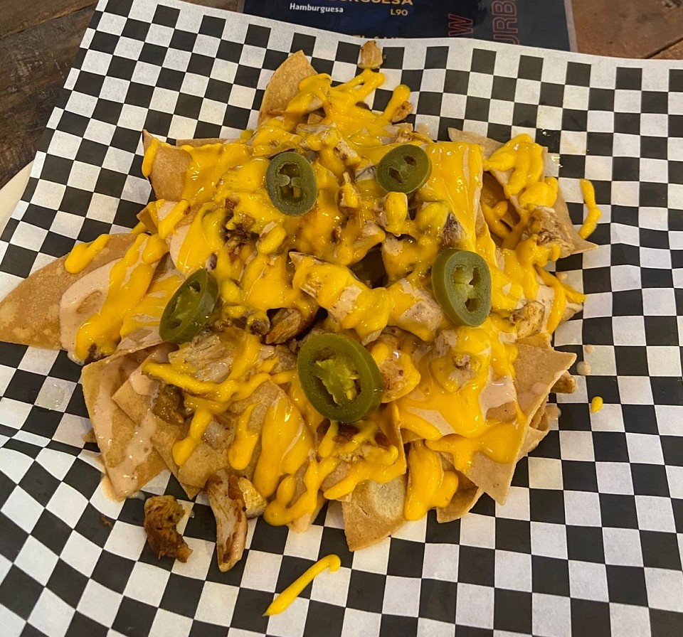 Nachos crujientes con pollo o carne.
